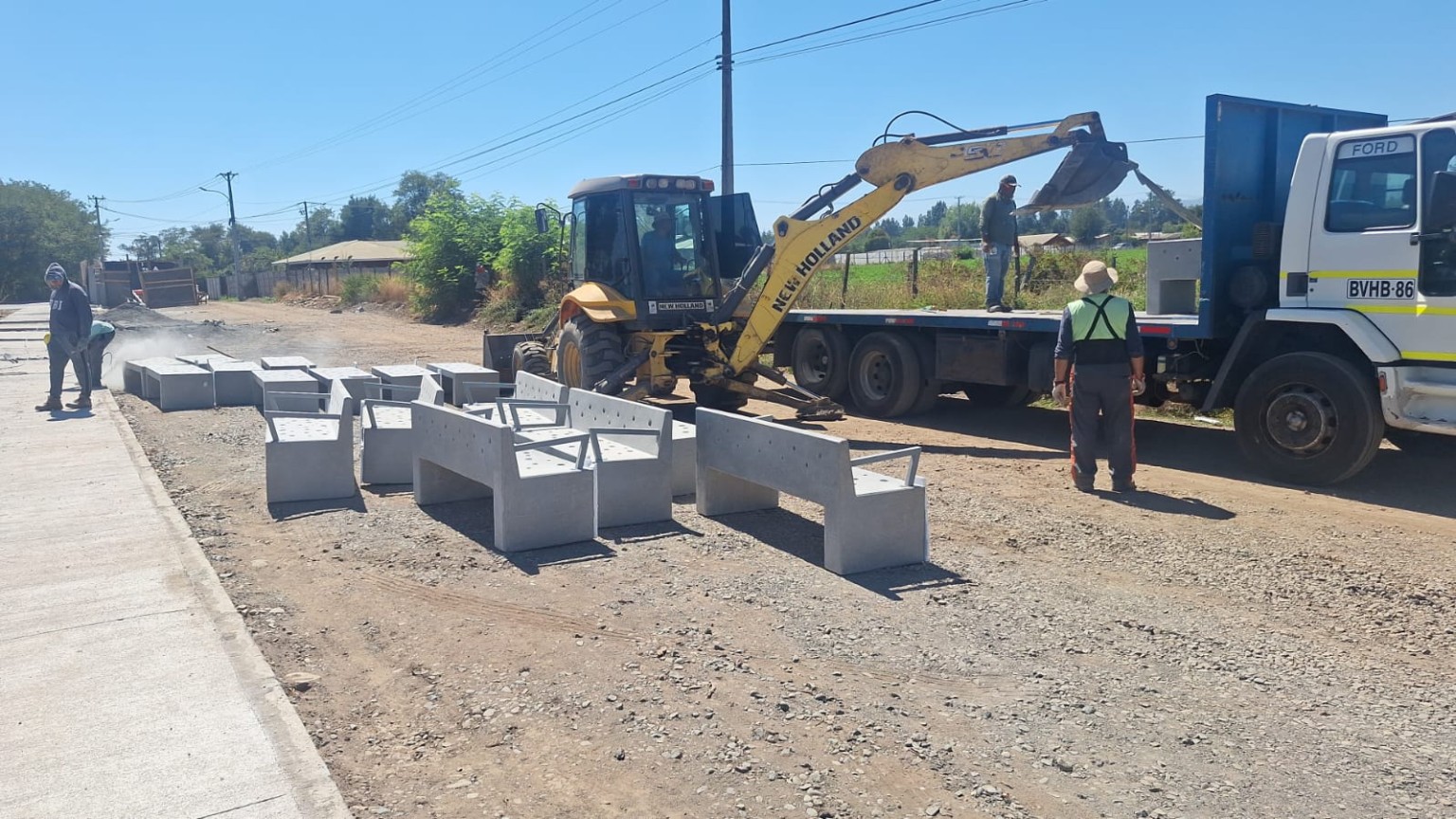 Entrega de mobiliario urbano de hormigón en una obra en Talca